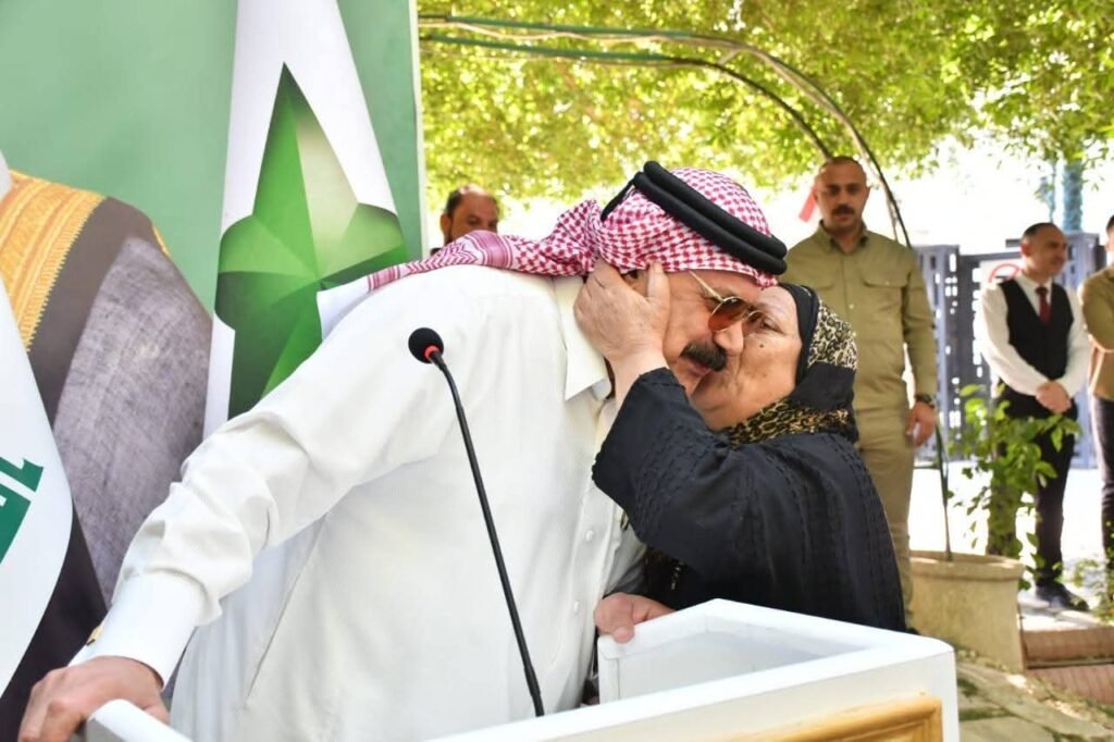 الشيخ اياد الجبوري يلتقي عوائل الشهداء والأرامل والايتام والسجناء للاستماع إلى احتياجاتهم ومشاكلهم.