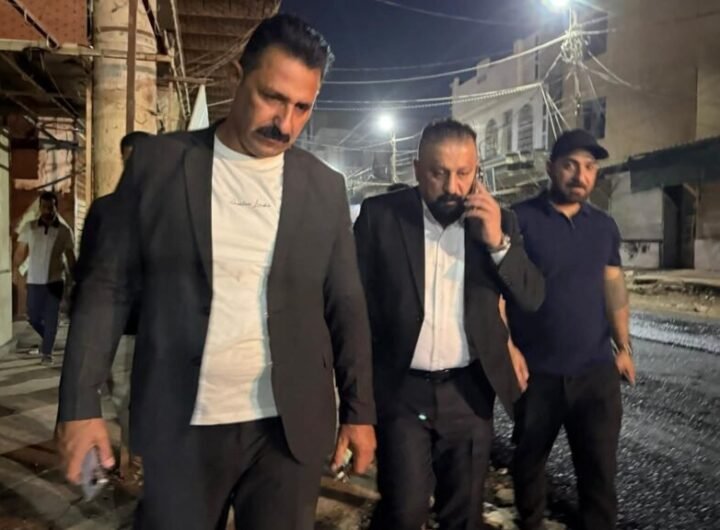 رغم انشغال الآخيرن بحملاتهم الانتخابية .. ياسر سكندر وتوت في أوقات متأخرة من الليل يشرف على اكساء منطقة الطاك وسط الحلة