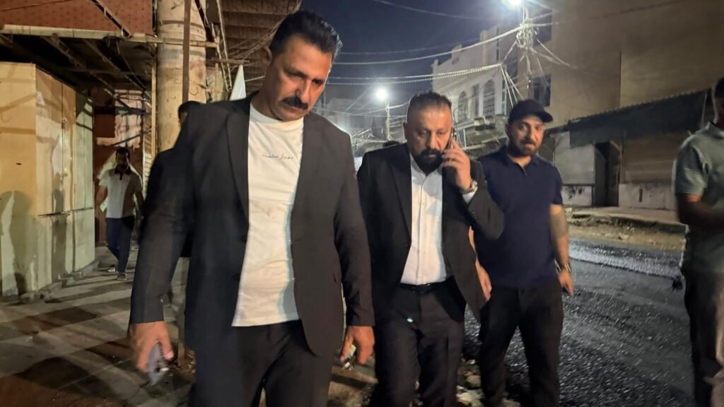 رغم انشغال الآخيرن بحملاتهم الانتخابية .. ياسر سكندر وتوت في أوقات متأخرة من الليل يشرف على اكساء منطقة الطاك وسط الحلة